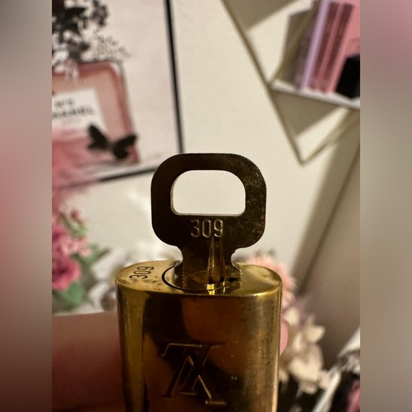 Louis Vuitton lock and key with unbranded gold chain double wrapped, original - Picture 9 of 14